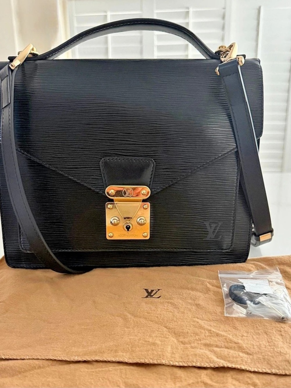 Louis Vuitton MM Epi Leather Shoulder Bag in Black